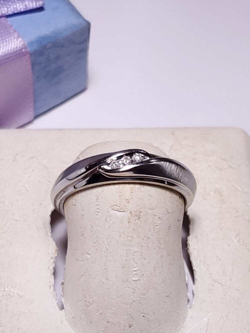 Estate .05ctw Natural 3 Diamond brush/Polish 10Kt WG angled Keepsake Band #24186